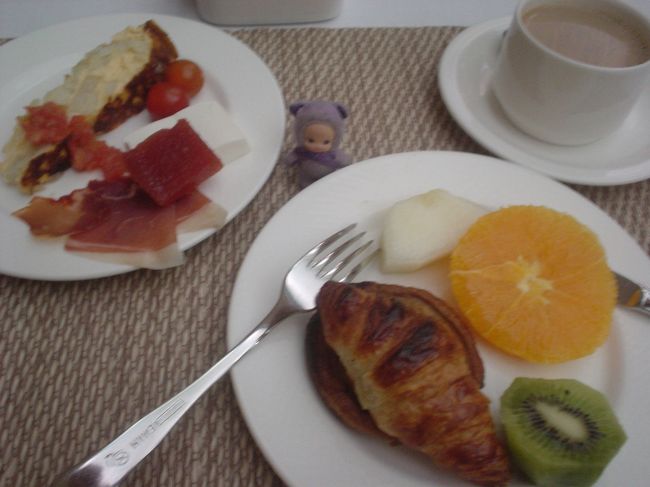 ホテルのビュッフェで朝ごはん。<br />スペインなだけあって、朝から生ハムです。<br />じゃがいもの入ったガリシア風オムレツもおいしいです。