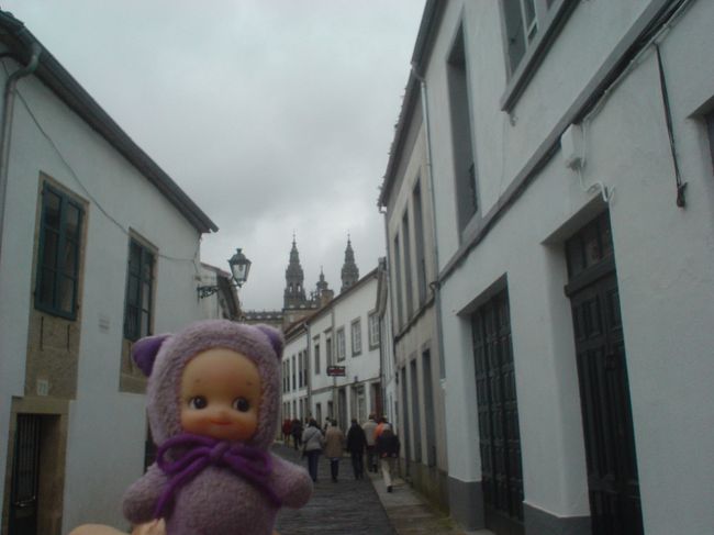 いよいよ出発！<br />前方に聖ヤコブの眠る大聖堂が見えてきましたよ！