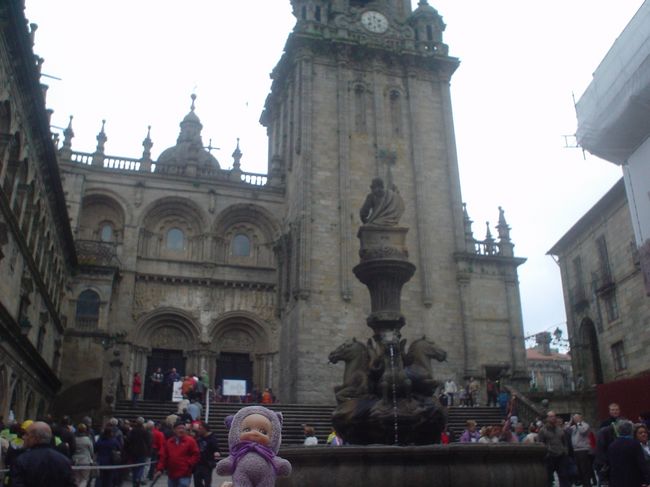 聖堂へ入場するには、オブラロイド広場を進んで左折です。聖堂の右側から入る形です。<br />すでにかなりの大行列。ミサの前だと入場待ちに20〜30分です。