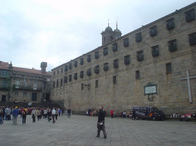 入場待ち行列を横目にさらに進むと、こんどは別な広場です。