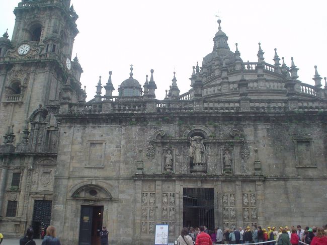 これが、聖堂の真後ろ。<br />こちらでは、聖ヤコブさんとのご対面待ち行列です。祭壇正面のヤコブ像に後ろからハグできて、さらに地下の墓所をまわります。ここの行列は結構時間がかかります（長さにもよるけど、40分ぐらい）