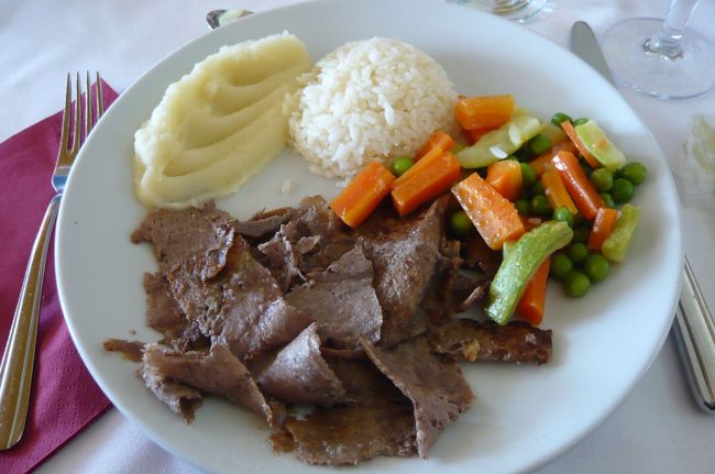 献立は　トマトスープ　ドネルケバブ（写真）プディング　でした。ケバブはお店により　味付けが異なりますが、どれも　しつこい脂っこさは無く　美味しくいただきました。