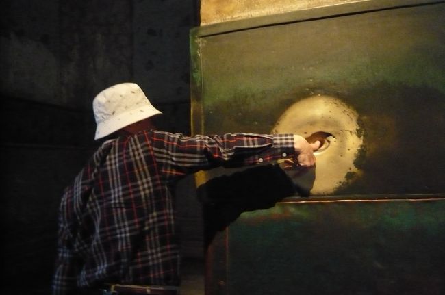 階下に降り、マリアの壁穴に、親指を入れ、３６０・回転出来たら　願いが叶うとか！　勿論　回転している時に願い事を！　但し　その願い事は口外無用です。　　いつも観光客で行列らしいのですが、丁度疎らだったので、挑戦！　何とか成功。