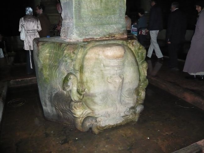 有名なメドｳーサの頭部、　薄暗い水中には魚が沢山見られました。