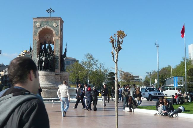 観光後、新市街のタクシム広場、ここで　二階建ての赤い　ホップオン　バスを見つけました。　明日はこれに決めた！