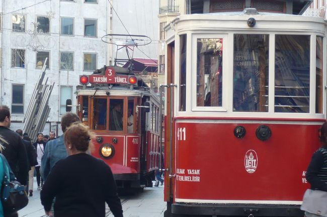 タクシム広場から　イスティクラル通りには　小さな路面電車（通称　チンチン電車）があり、料金は９０センチーム　電車内で１ユーロでOKとの事。結構な下り坂ですから、　上りに利用したほうが懸命かな。<br />この通りの両側は　ショッピング街　飲食店も沢山あり、　電車のほか　乗り物は通れませんので、猛烈な人出です。