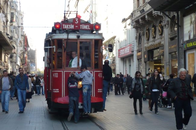 ゆっくりした速度ですから、　子供達が飛び乗ったり、して遊んでいます。　悪戯盛り！