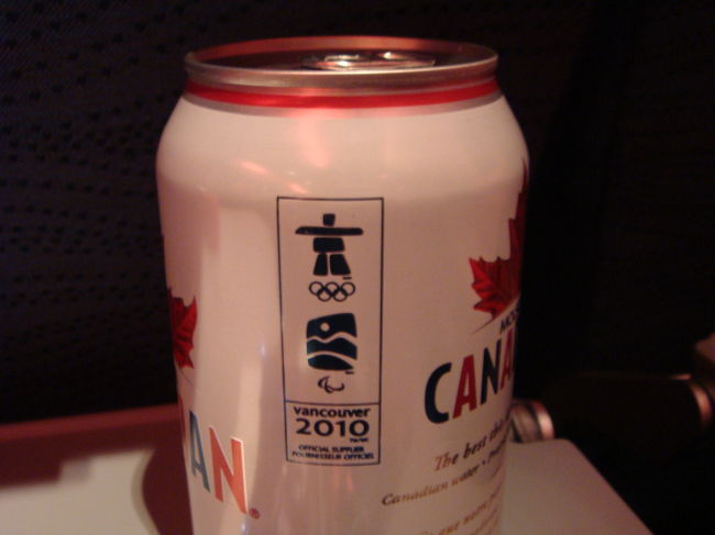 缶の側面には<br />バンクーバーオリンピックのロゴの下に<br />パラリンピックのロゴも。<br /><br />今回は、このバンクーバーパラリンピック<br />大会期間中に滞在します。<br />街は盛り上がってるかな？？