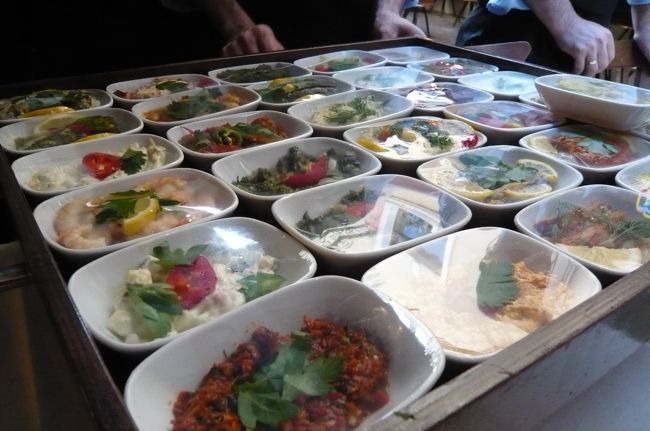 夕食はJCB（カード会社）のオフィスでお勧めの店へ。　魚屋さんの通りにあり、　観光客より地元の人が行くそうです。　<br />まず　前菜のサンプル　小さなお皿にのっていたので、とりあえず　４品と生ビールを。