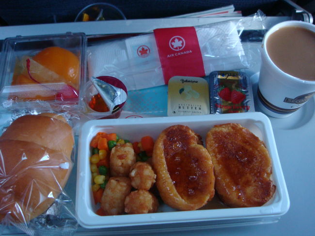 相変わらず機内食は<br />あまり得手ではないのですが。。<br />朝食です。<br /><br />仲間のひとりは、事前にフルーツの朝食を<br />指定していてとっても美味しそうに食べていました〜。<br /><br />なるほど〜、その手があったか！
