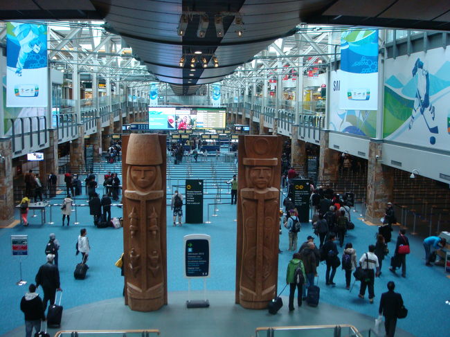 バンクーバー国際空港に到着。<br /><br />国際線ターミナルではアボリジニの<br />トーテムポールがお出迎えしてくれます。