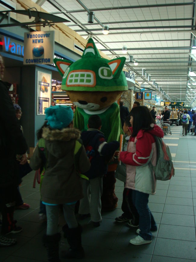 子どもたちに囲まれる<br />みどり色のアイツは…