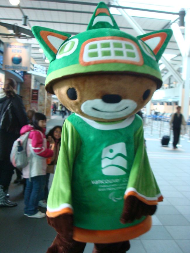 じゃーん☆<br />オリンピックから引き続き、<br />パラリンピックのマスコット「スーミ」でした〜。<br /><br />動物の精霊で雷神鳥の羽と熊の足を持っています。<br />好きなものは、ホットココアだそうです。