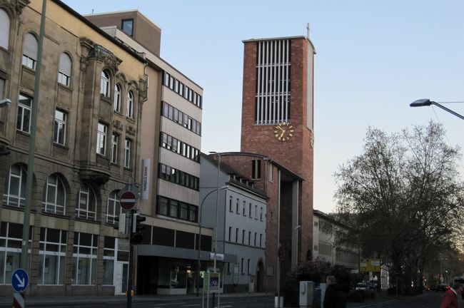 オッフェンバッハの町の中心部近くにやって来たようです。高いビルの姿も見え始めました。