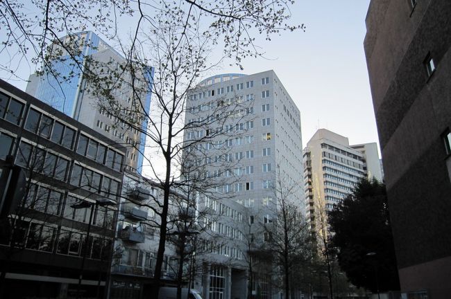 さらに近代ビルの姿が多くなった街並み光景です。それでも通勤姿は僅かでした。