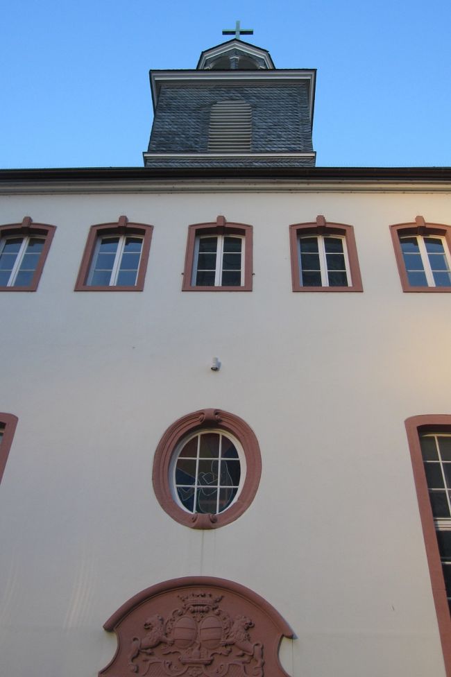 正面から見上げたオッフェンバッハの教会の光景です。オッフェンバッハではルター派のプロテスタント系の教会が多いとされます。イーゼンブルク伯ラインハルトが、1542年にルター派の教義に基づく宗教改革がきっかけとされます。