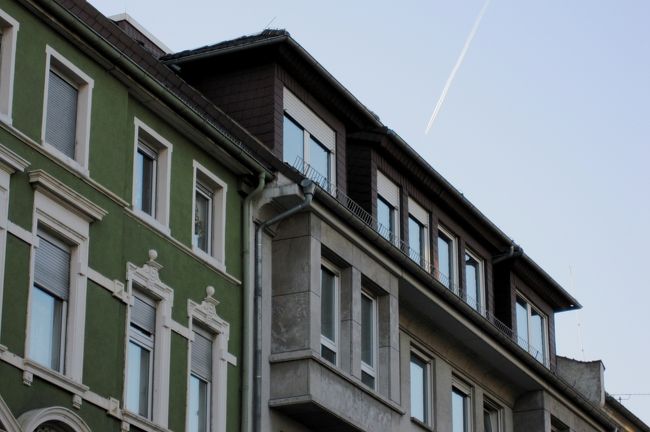 かなりの高度で上空を過った1本の飛行機雲です。以上の飛行機雲は、既にテスト飛行の段階ではなく、本格飛行かも知れません。