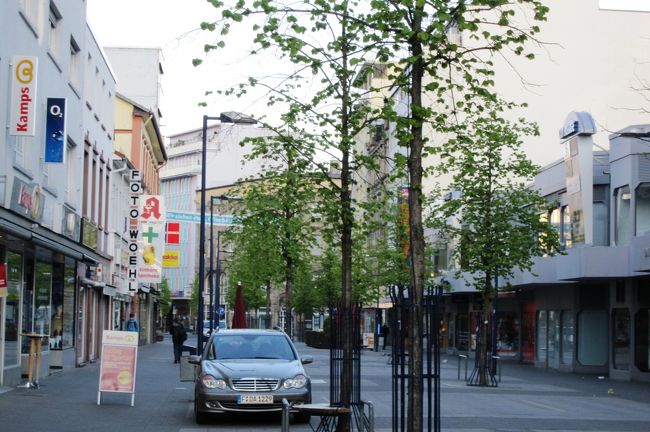 朝食を終えた後、徒歩で地下鉄駅に向かいました。フランクフルトへは電車でも地下鉄でも行くことができました。