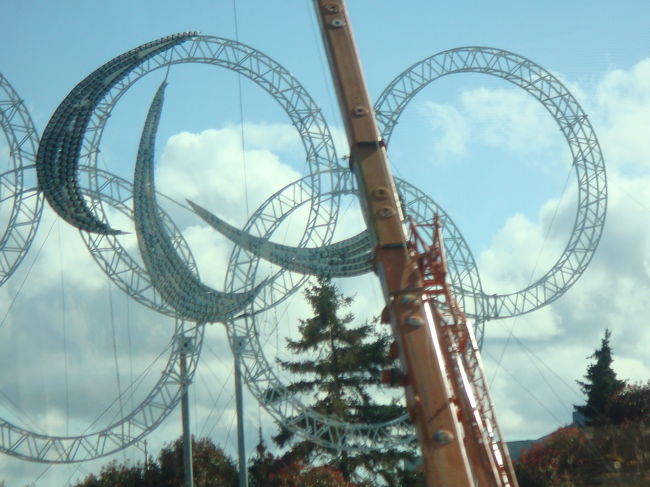 空港からホテルに向かう道中、<br />街の五輪マークをはすそうとしている工事現場に遭遇。<br />さ〜、次はパラリンピックだ！<br /><br />我々はバスで移動しましたが、現在は空港から<br />ダウンタウンまでスカイトレインのカナダラインを<br />利用すれば約40分くらいで着くそうですよ。<br /><br />2年前に来た時はカナダラインがまだ開通しておらず、<br />でっかいスーツケースに苦戦しながら<br />バスを乗り継いだものの、<br />降りる際にトビラに身体が挟まれる…という<br />苦い思い出があります…汗