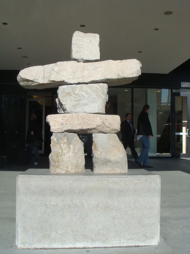 コンドミニアムの正面にはオリンピックのエンブレム<br />「イヌクシュク」。<br /><br />イヌクシュクは自然を大切に思う先住民族のシンボル。<br />先住民族イヌイットの間では「道しるべ」だったそうで、<br />友情や歓迎といった意味もあるそうです。