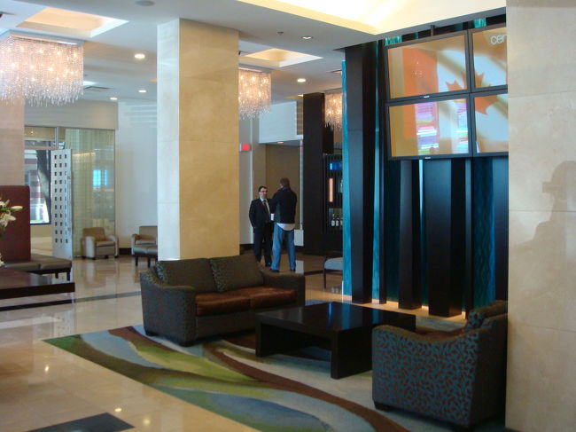 ロビーは広々！<br />明るく開放的な雰囲気です。<br /><br />ロビーでは、無線LANが無料で使えます。<br />ちなみに、部屋で無線LANも使えますが有料です。