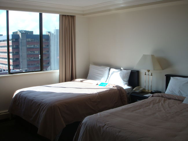 今回お世話になるツインの部屋。<br />ベッドの右側に小さいですがクローゼットと<br />タンスがあります。