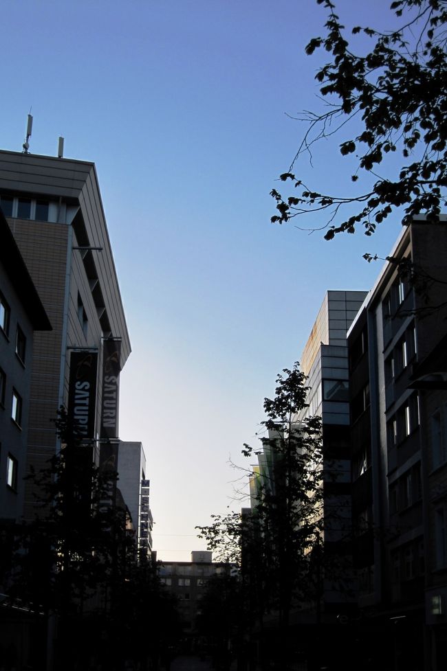 つい、見上げてしまうことが多くなった街並み光景です。この方角とタイミングでは、テスト飛行の飛行機雲は見付かりませんでした。