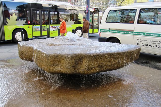 地下鉄駅近くにあった大きな石のテーブルです。モニュメントになった噴水でした。石の中央から湧きでた水が、石の周辺から滴り落ちていました。