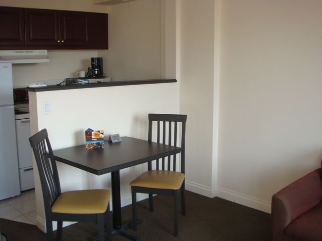 小さいですがテーブルも。<br />ここで毎日、朝食を作って食べていました。