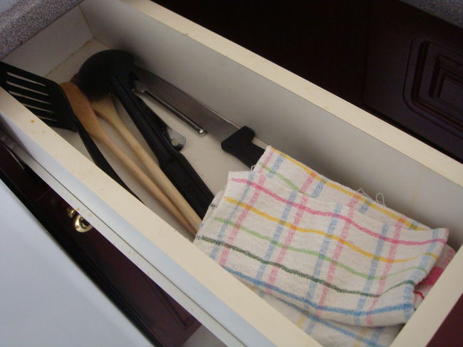 鍋・ザル各1個と、スープボールのような器が2個、<br />ナイフ＆フォーク、簡単な調理器具はついていました。<br />食器用洗剤は古そうなのが一応ついていましたが、<br />スポンジはナシ。<br /><br />調味料などは一切ありません。<br />もちろん、お箸はないので持参です。<br /><br />Burrard St.をウォーターフロント方面に<br />まっすぐ歩いく途中、左手にスーパーがあるので<br />そこで食料品などが購入できます。