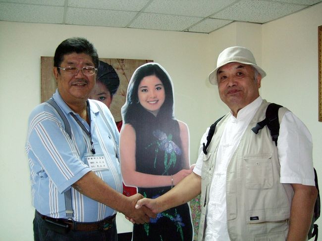 11月4日。<br />麗君文物館へやって来ました！<br /><br />握手している太っちょさんは、なんとテレサテンのお兄さん！<br />このデカイおじさんは、テレサ文物館の執行長だそうですので、色々説明をしてくれたそうです。