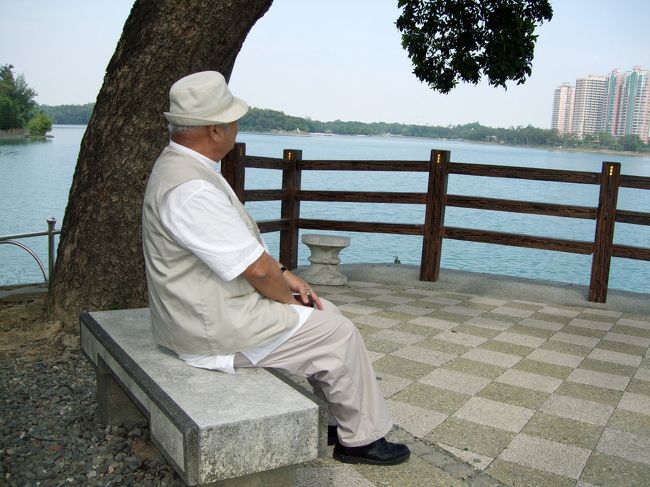 あんたも、厳粛な気持ちで座ってる？？？