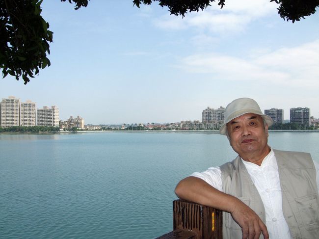 「台湾（高雄）の西湖」と呼ばれているそうです。<br />（杭州の湖）<br /><br />でも、今の西湖より綺麗と思います。