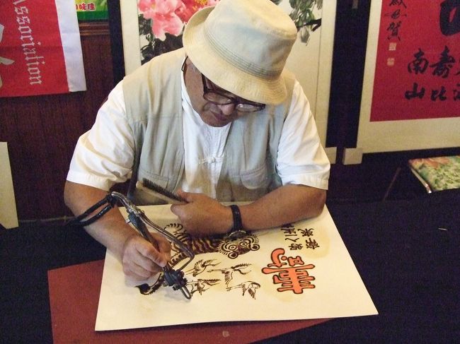 知人への作画をしているようですね。