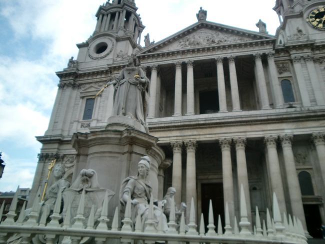 セントポール大聖堂。<br />チャールズ皇太子とダイアナ妃が結婚式をあげた。<br />あまりに大き過ぎて、カメラに収まりきれなかった。<br />1700年前後に再築された。