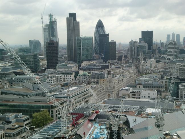 セントポール大聖堂の展望台から市内を一望。<br />高さ約108ｍの位置からの展望は壮快だった。<br />この付近は、第二次大戦の戦火を受けたせいか、比較的新しい建物が目立った。