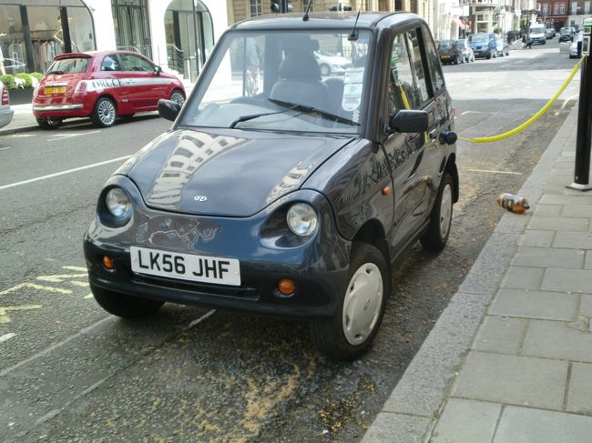 ウォレス・コレクションを出たところで可愛い車を見つけた。<br />でも、右側に黄色のワイヤみたいなものが繋がっている。<br />駐車違反で捕まった‥。