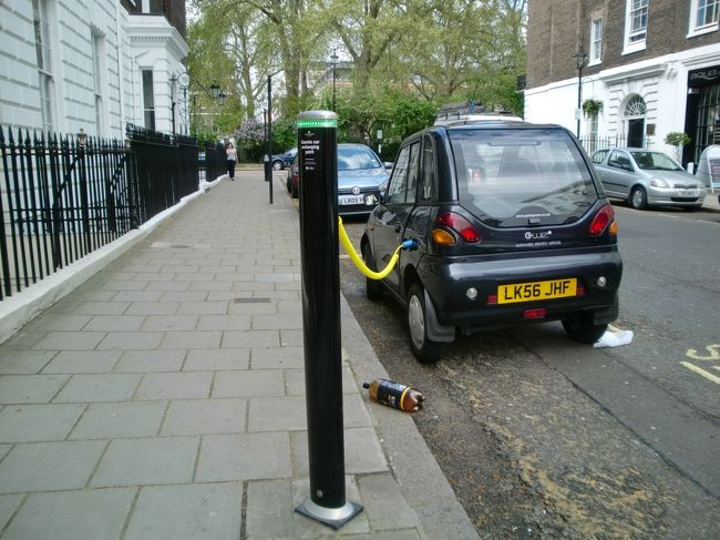 と思って、車の後ろに回ったら、コードから充電している電気自動車だったのだ。<br />（この車は、市内で何台も見た）