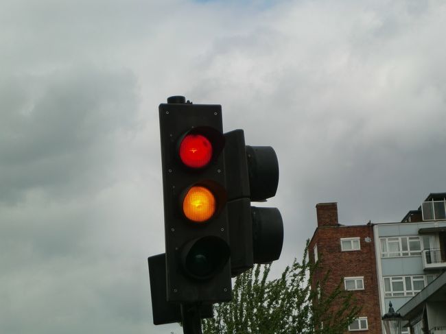 赤と黄色が同時に点灯している信号機。<br />壊れているのではない。<br />青⇒黄色⇒赤⇒黄色⇒青<br />と変わる。赤から黄色になる際、このとき瞬間的に同時点灯となっていた。<br />（市内の信号機はみなこの順番だった）<br />