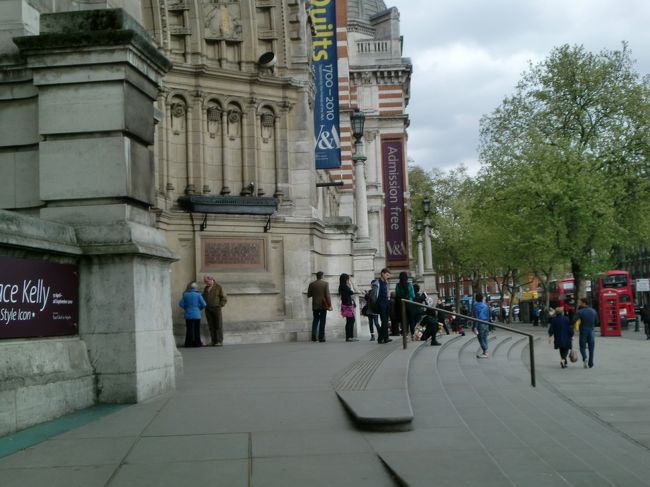 ヴィクトリア＆アルバート博物館。<br />大英定帝国を象徴するような、とても大きな建物だった。建物の１辺が約２００ｍほどある。<br />これも入場料は無料となっている。<br />