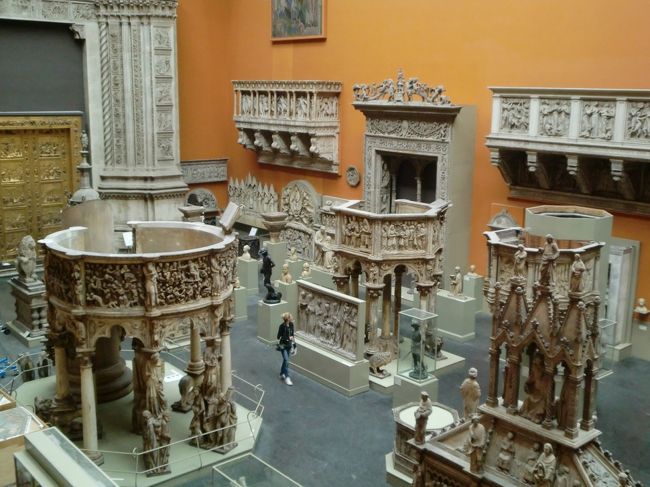 ヴィクトリア＆アルバート博物館内には、エジプトやイタリアなどから集めた遺産の品々が沢山展示されていた。