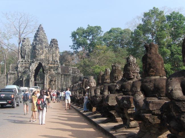 とてつもなく広い、アンコールトムへの入り口。<br /><br />唯一半日、ツアーに参加してみましたが、<br />アンコールトムは、ツアーで連れてってもらって<br />よかったです。<br /><br />なぜなら、広すぎて、<br />どこから周っていいかわからないし、<br />せっかくなら、詳しい人に説明してほしいから☆