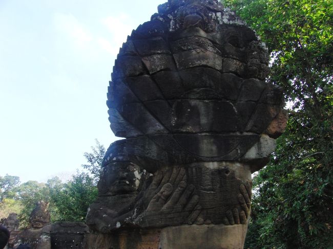 へびのあたまを、<br /><br />みんながひっぱっている感じ。<br /><br />へびは神聖な生き物とされている。