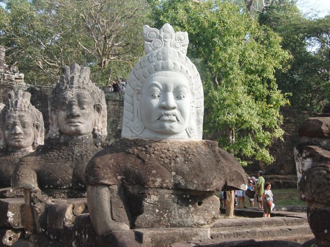 なんで、白い顔があるかというと、<br /><br />盗まれてしまったらしい。<br /><br />だから、新しく作ってるみたいです。