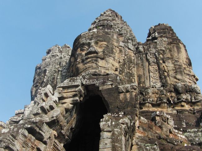 入り口の真下ぐらい。<br /><br />この顔が向いている方向にも<br /><br />意味があります。