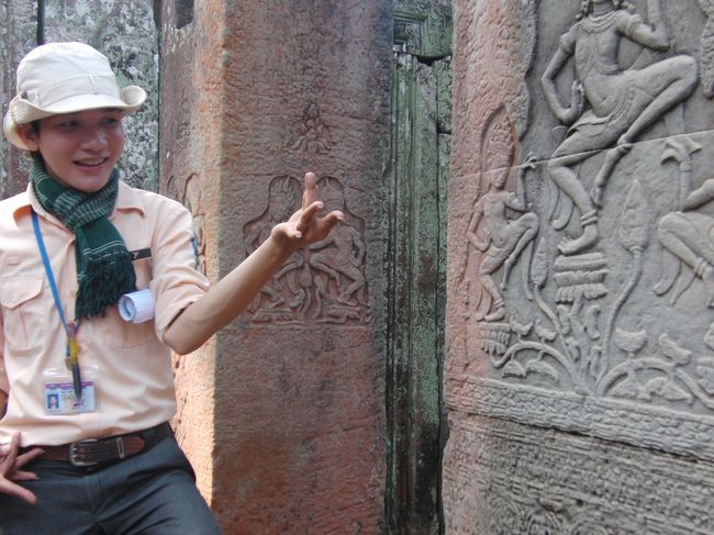 ガイドさん、<br /><br />色々説明してくれました☆<br /><br />日本語が時々怪しかったけれどｗ<br /><br />このガイドさんが手で表しているのは、<br /><br />蛇です。<br /><br />壁画の手、見えますか？<br /><br />普通の手じゃなく<br /><br />蛇っぽいのはわかりますか。