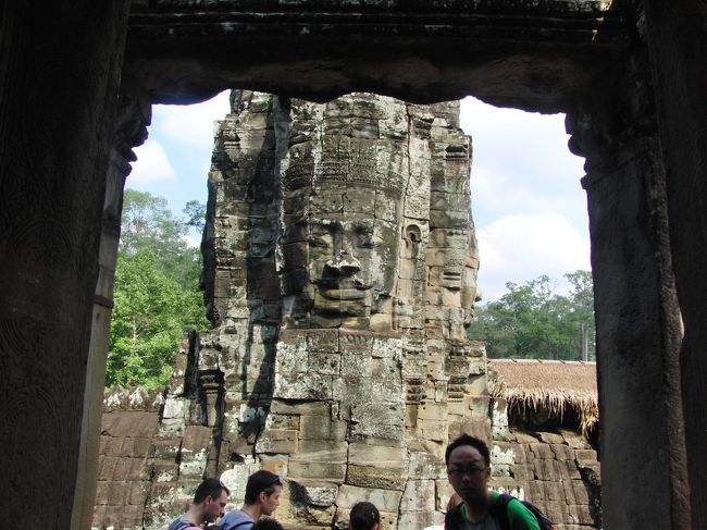 色んな顔があります。<br /><br />外は暑いけれど、<br /><br />日陰は涼しいです☆