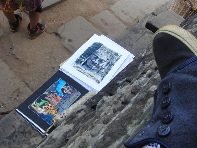 日陰で休んでいたら、<br /><br />下で、絵を売っていました。