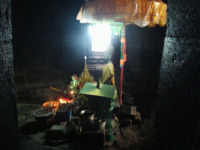 中にはお祈りする場所があったり。