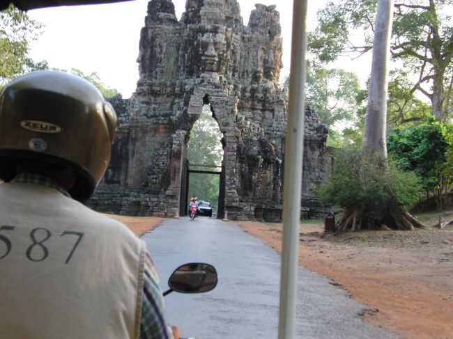 車やバイクも通れます。<br /><br /><br />ワン☆